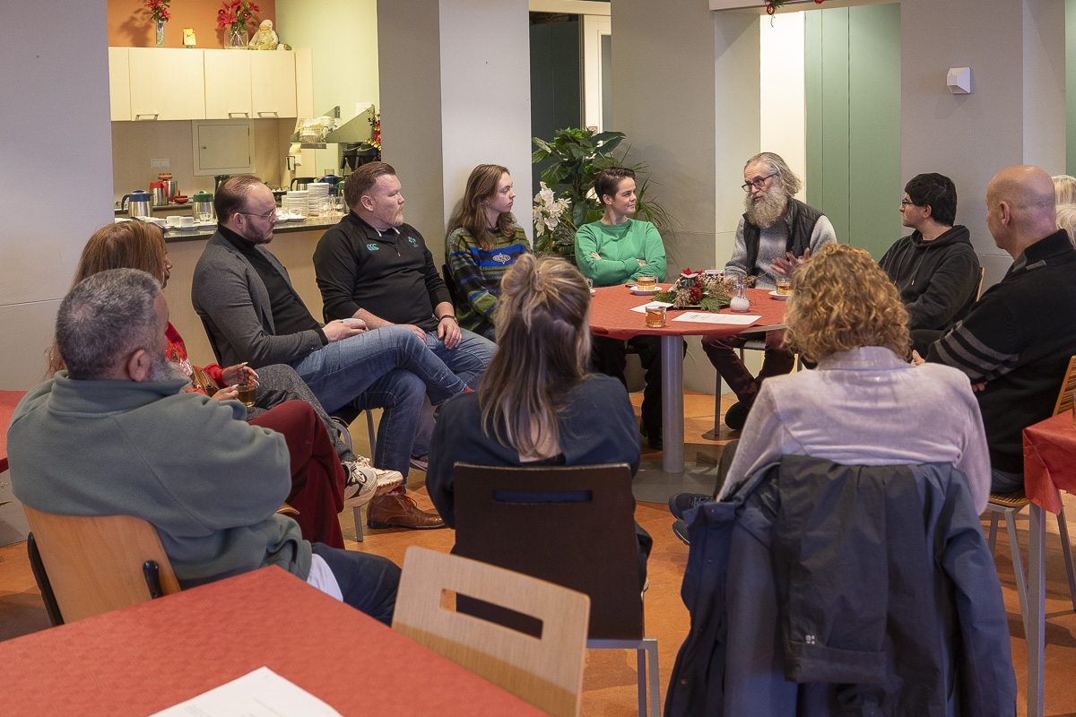 Ochtendoverleg tussen de coördinator en een groep vrijwilligers van het Aanloopcentrum van Stem in de Stad.